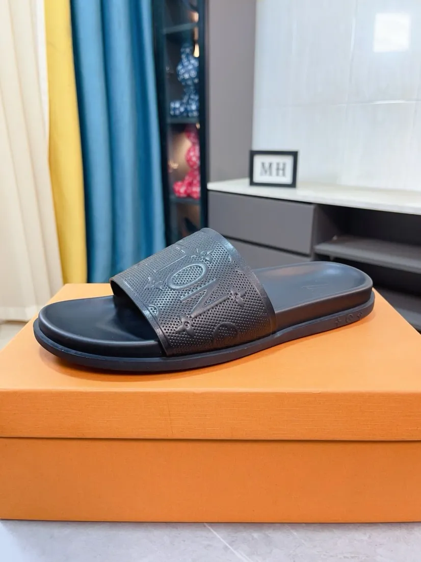 Ex-factory price 320🌹🌹 (lv-Louis Vuitton) new men's sandals, high-end boutique, exquisite embossed logo decoration on the upper, fine workmanship, super soft soles, casual, loose and comfortable, a must-have in summer! \nsize：38-44